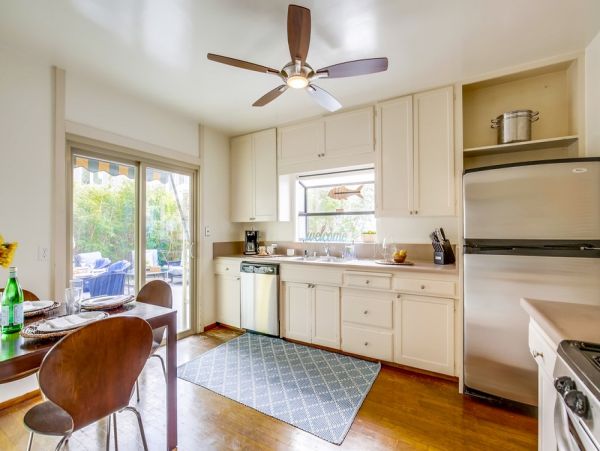 Great Indoor & Outdoor Living 4 Bedroom Home Walk to Beach