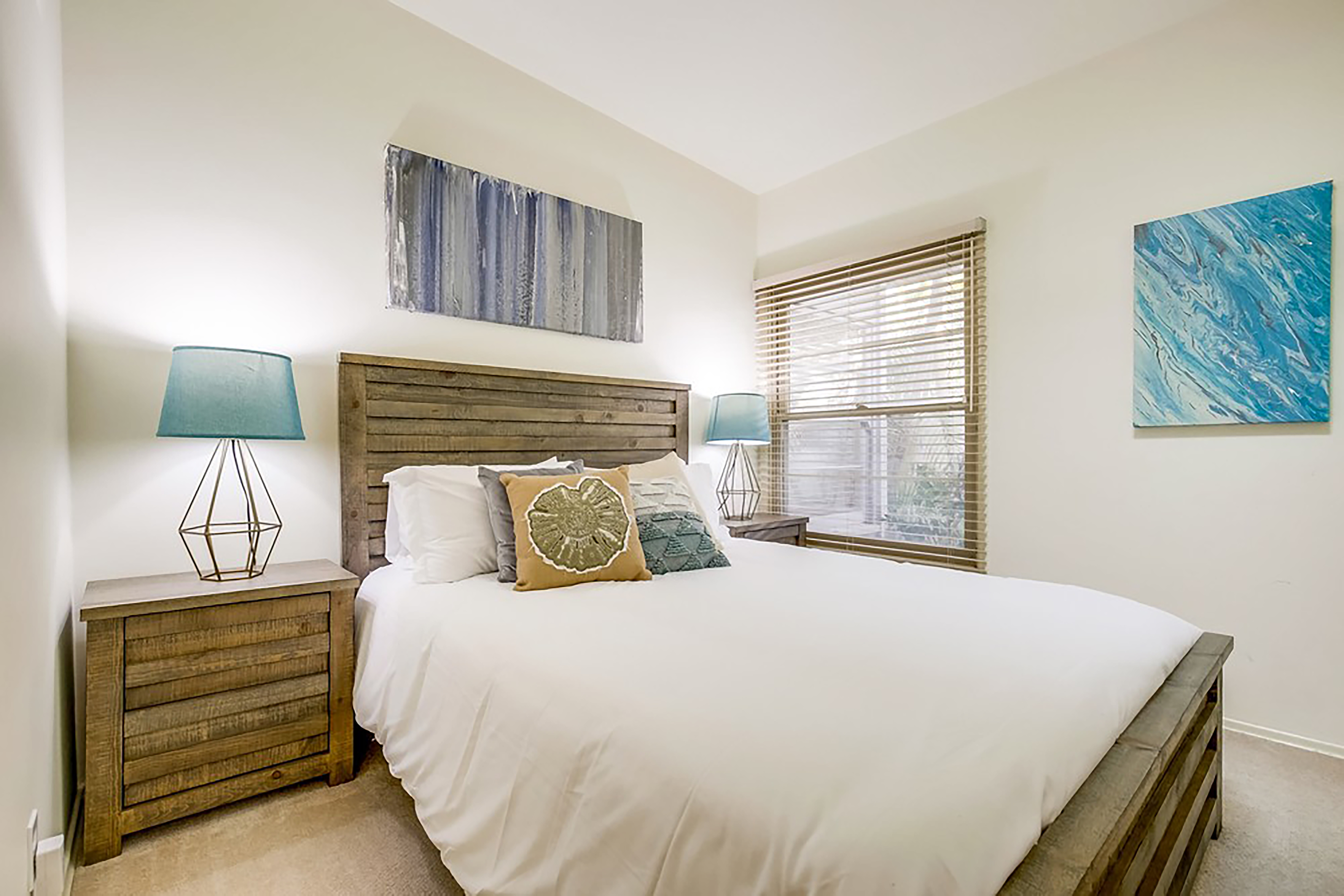Great Indoor & Outdoor Living 4 Bedroom Home Walk to Beach