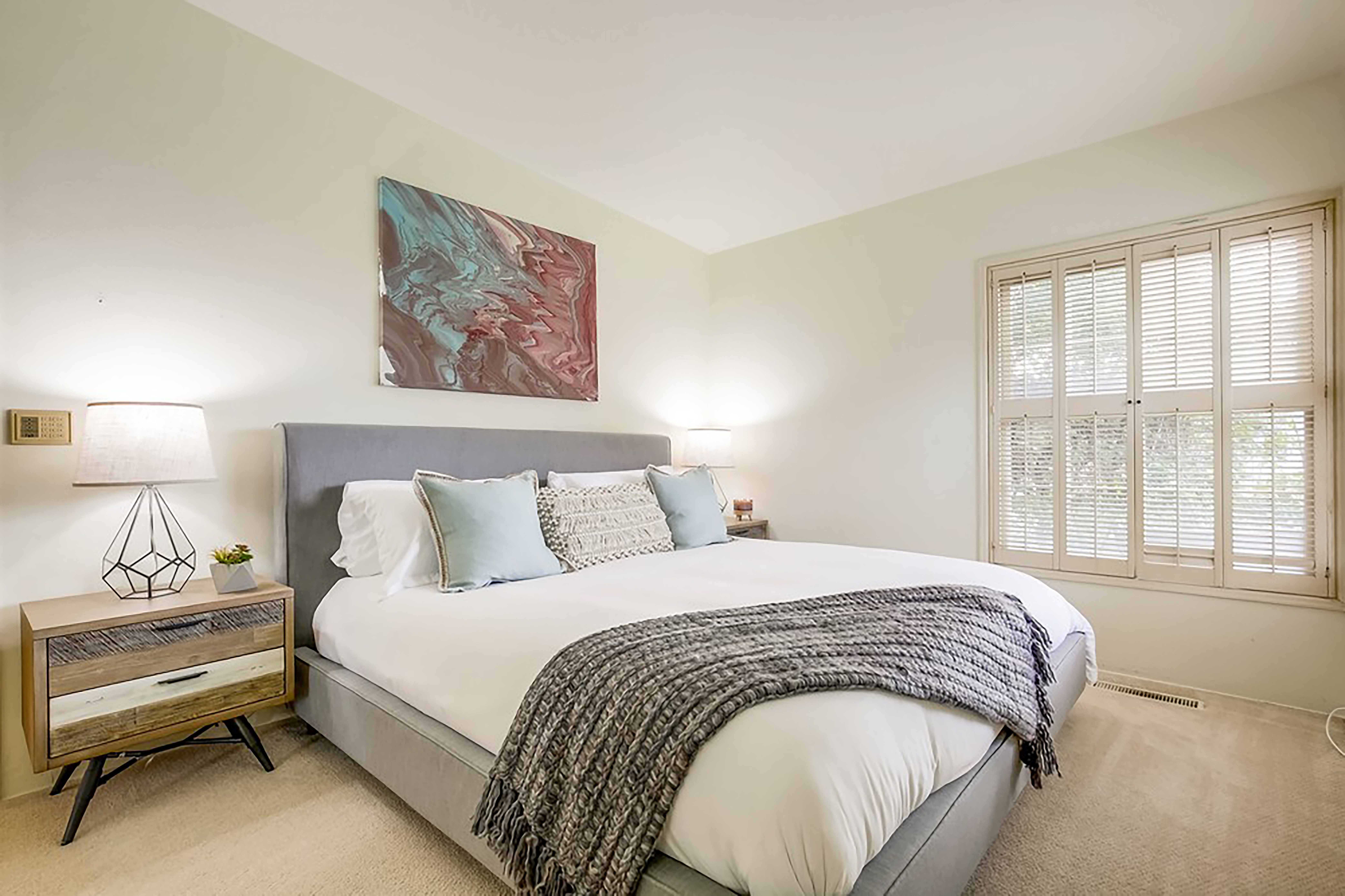 Great Indoor & Outdoor Living 4 Bedroom Home Walk to Beach