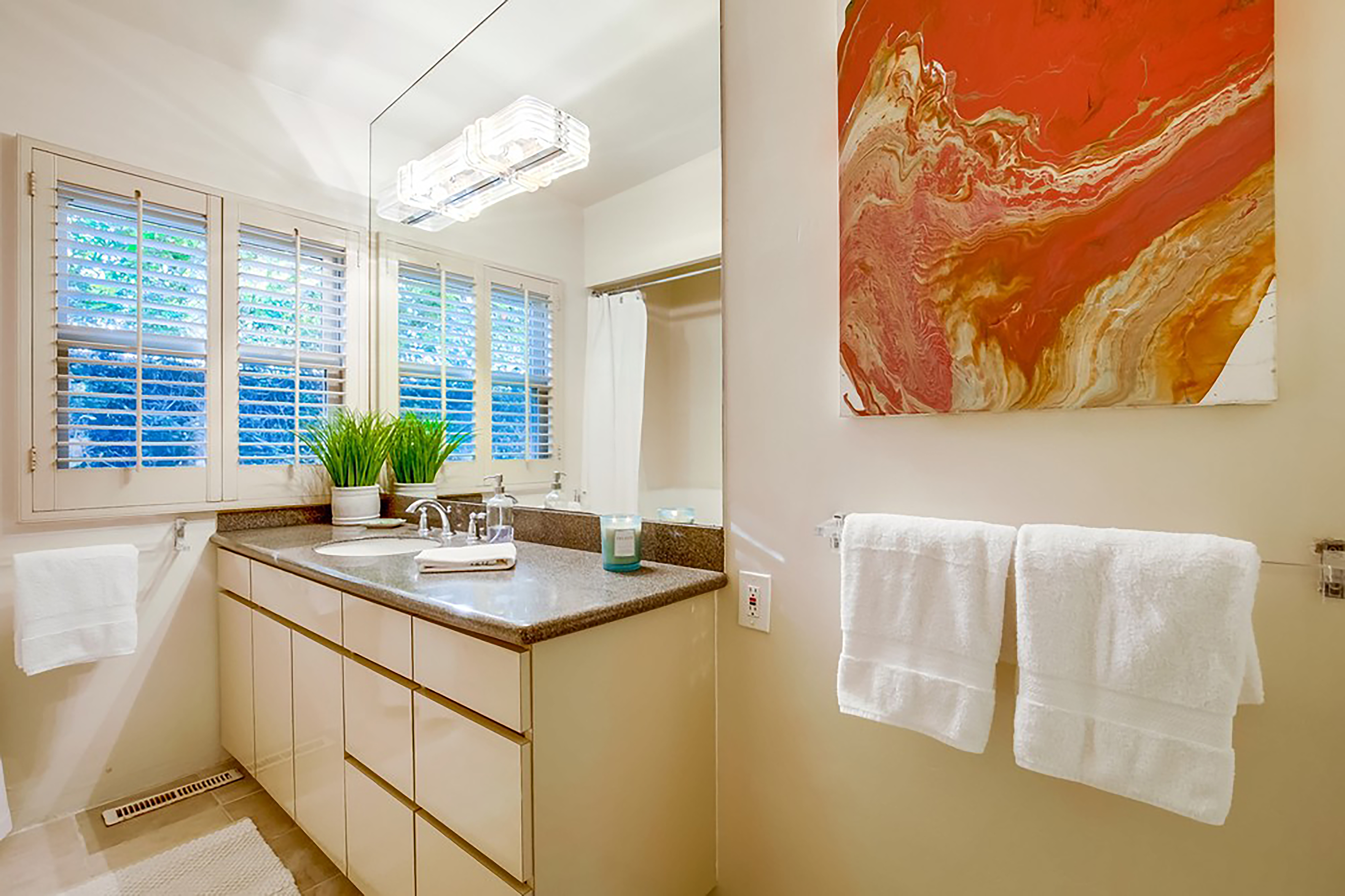 Great Indoor & Outdoor Living 4 Bedroom Home Walk to Beach