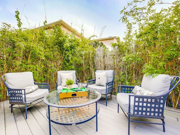 Great Indoor & Outdoor Living 4 Bedroom Home Walk to Beach