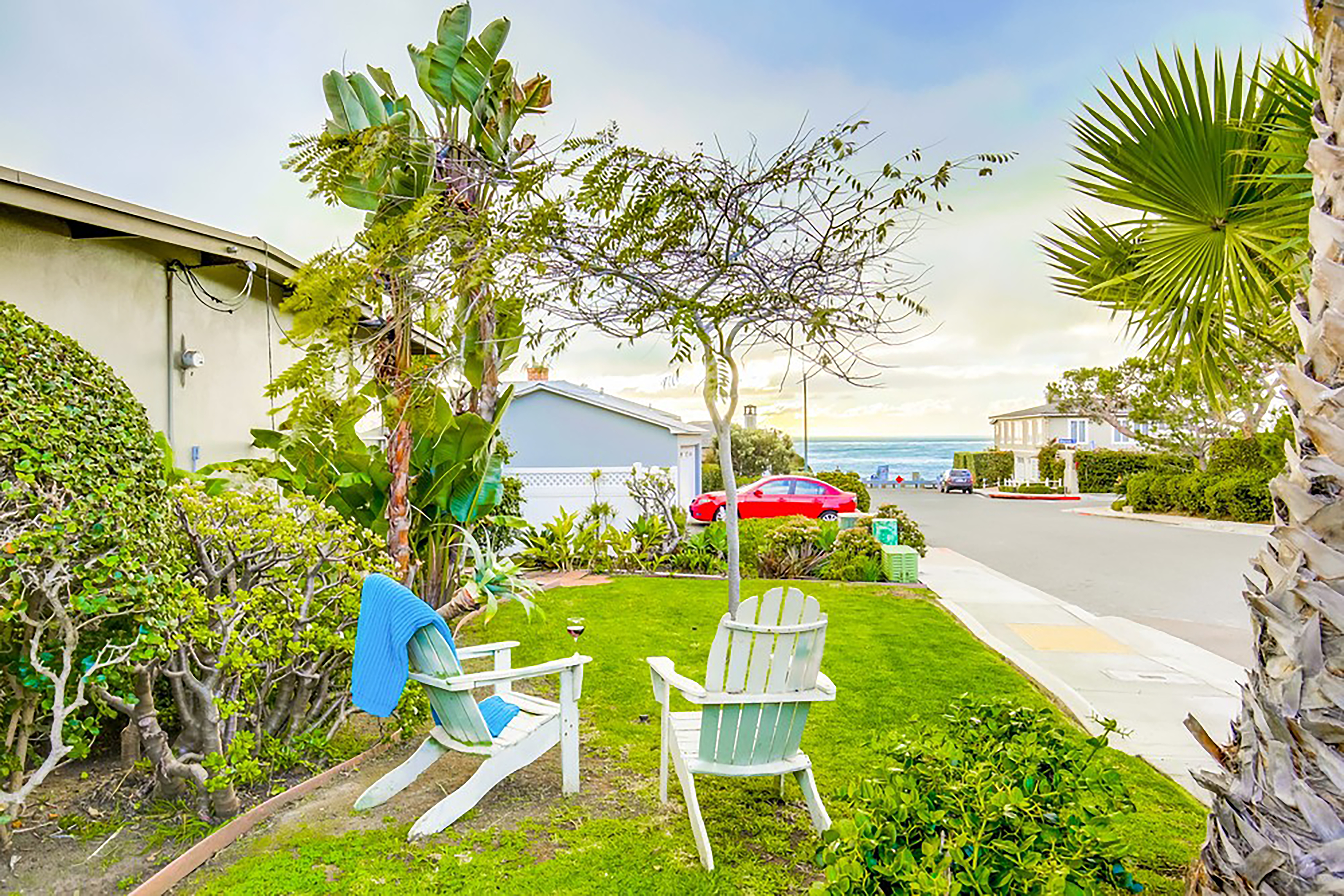 Great Indoor & Outdoor Living 4 Bedroom Home Walk to Beach