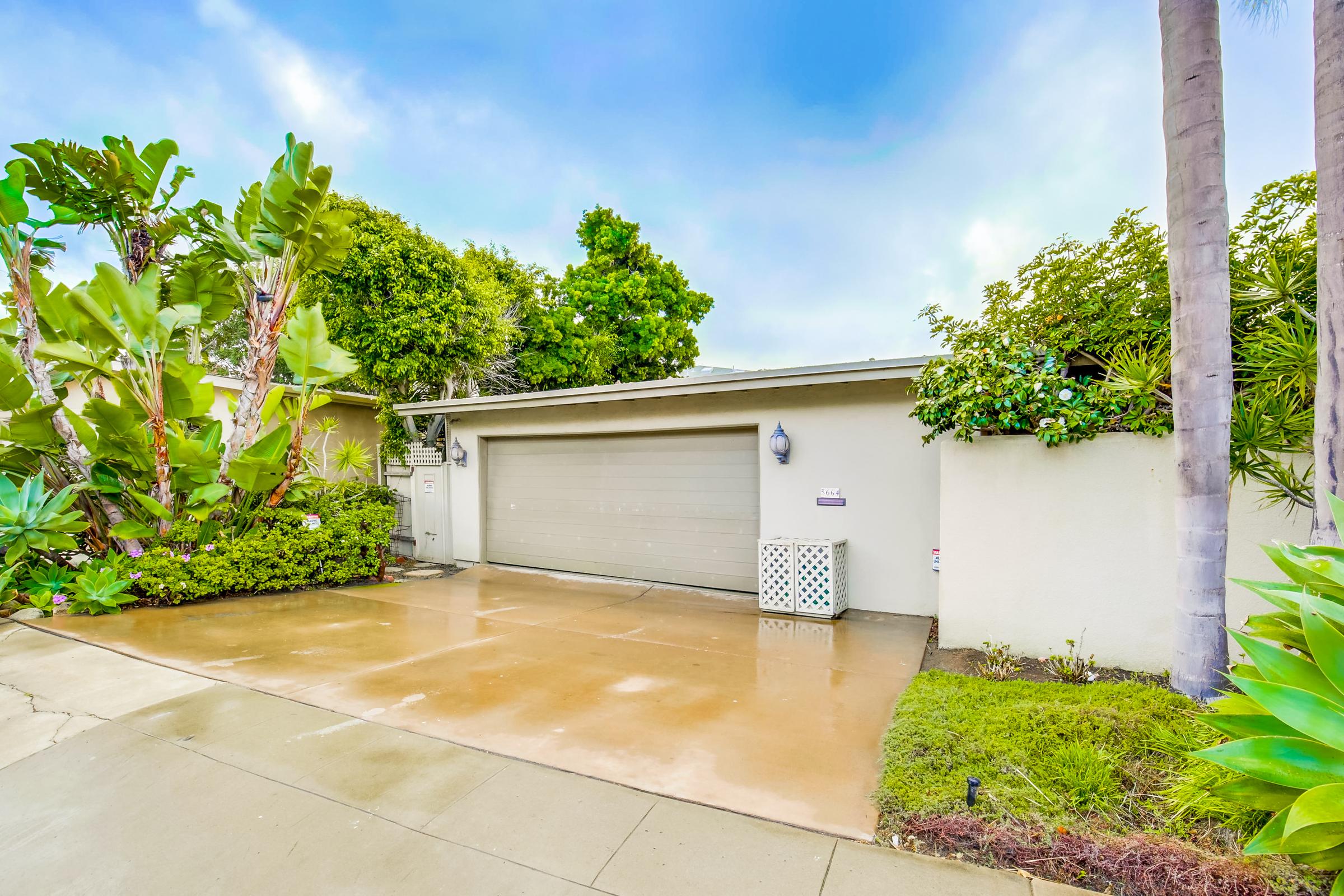 Great Indoor & Outdoor Living 4 Bedroom Home Walk to Beach