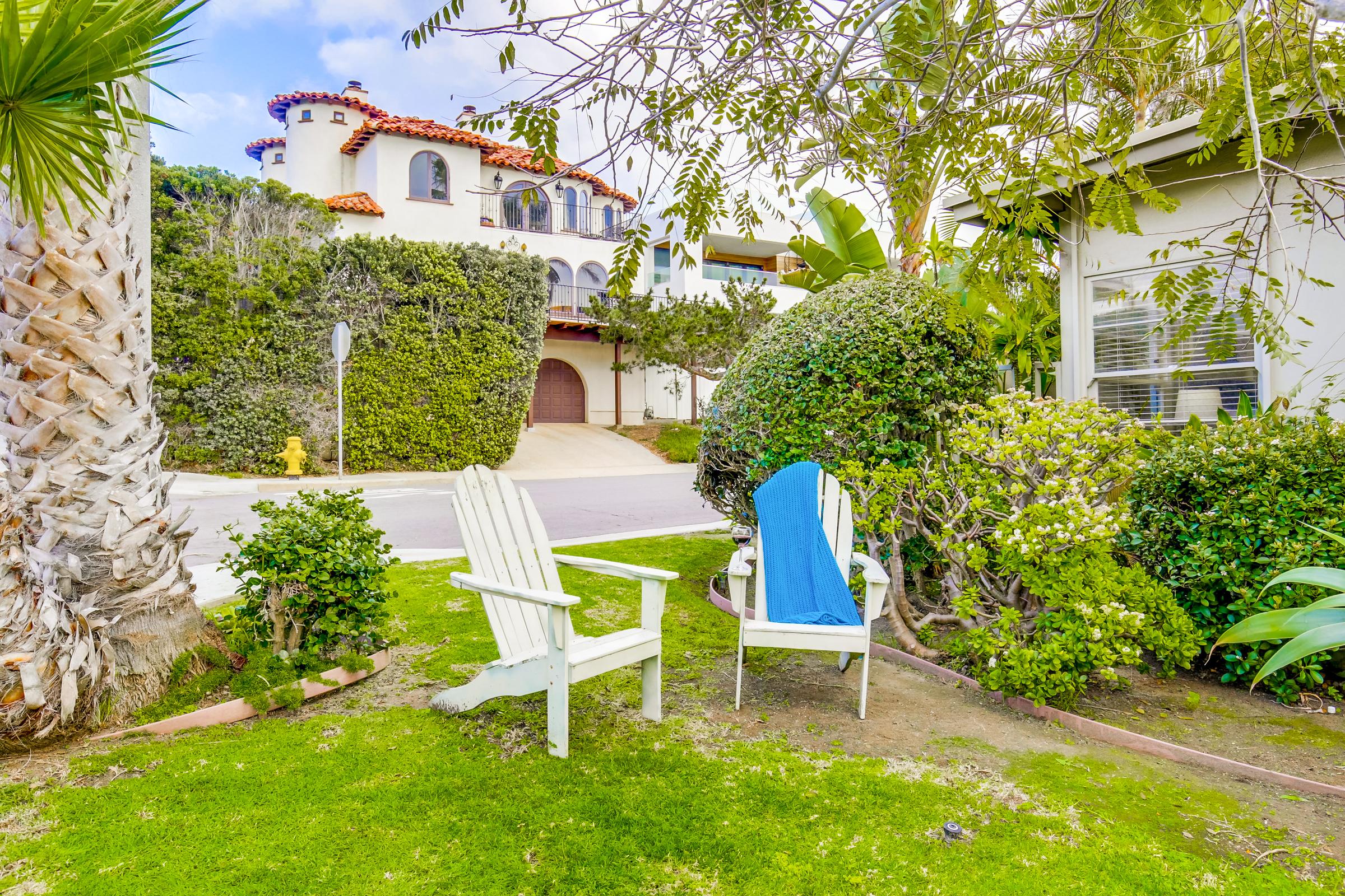 Great Indoor & Outdoor Living 4 Bedroom Home Walk to Beach
