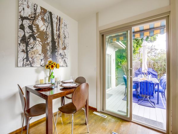 Great Indoor & Outdoor Living 4 Bedroom Home Walk to Beach