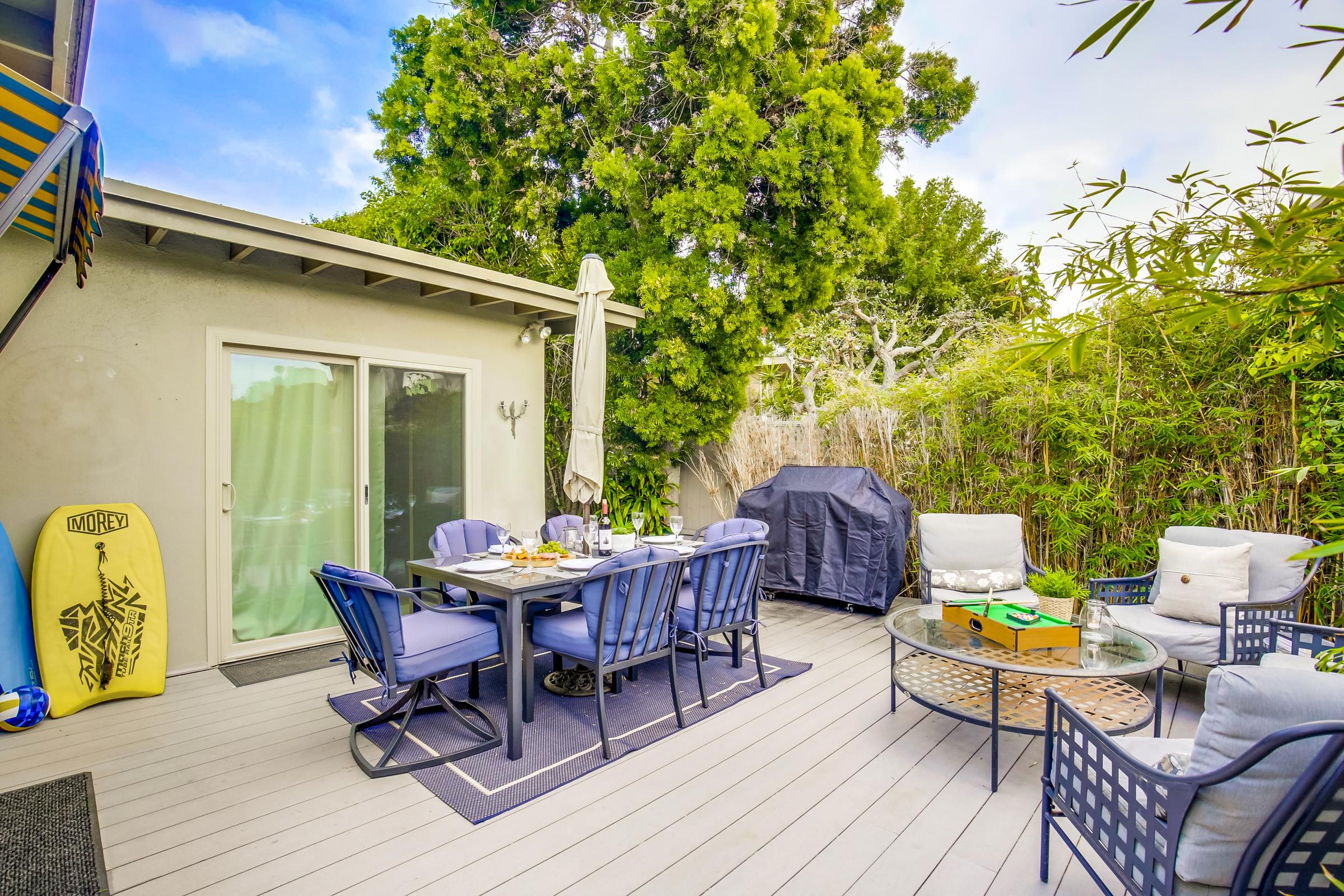 Great Indoor & Outdoor Living 4 Bedroom Home Walk to Beach