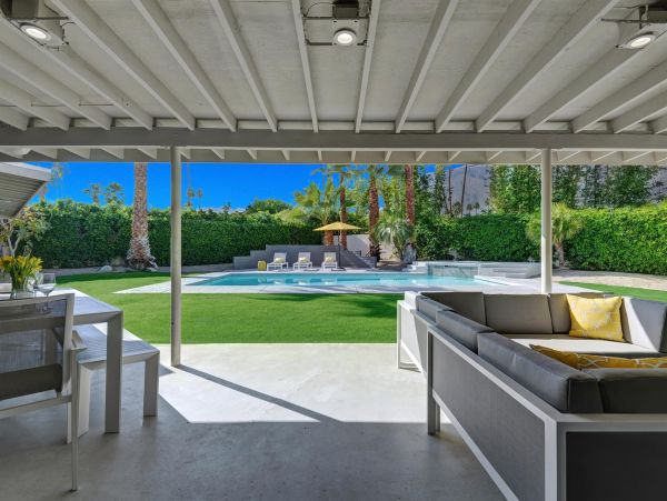 Palm Springs Home 990876
