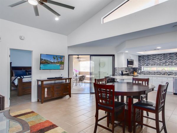 Palm Springs Home 990900
