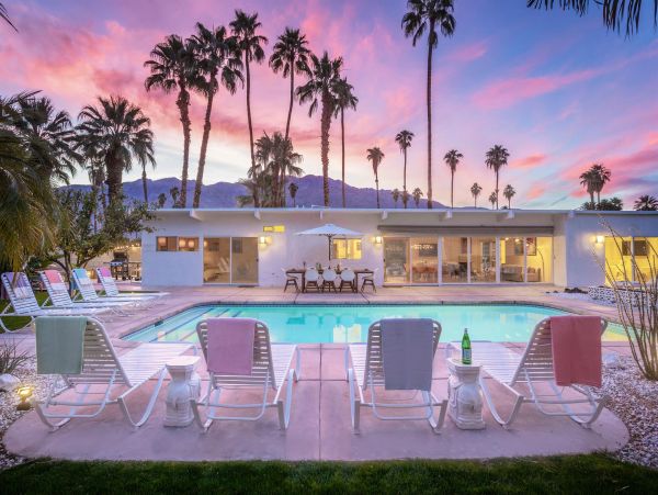 Palm Springs Home 990907