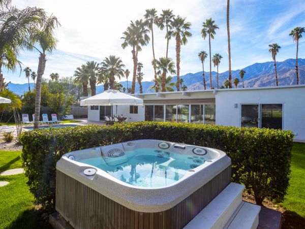 Palm Springs Home 990907