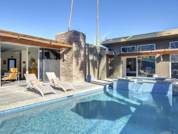 Palm Springs Home 990910