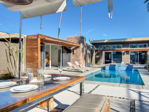 Palm Springs Home 990910
