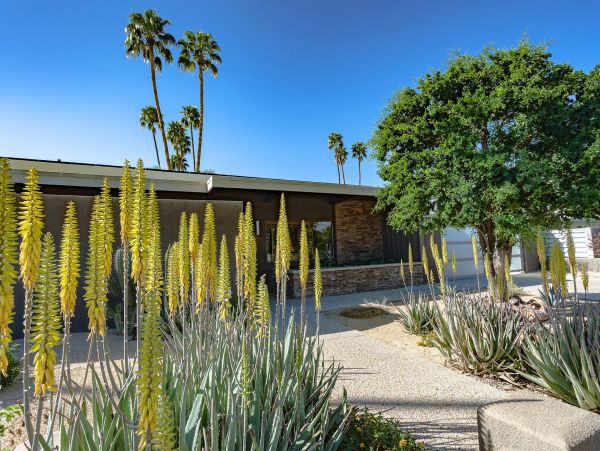 Palm Springs Home 990910