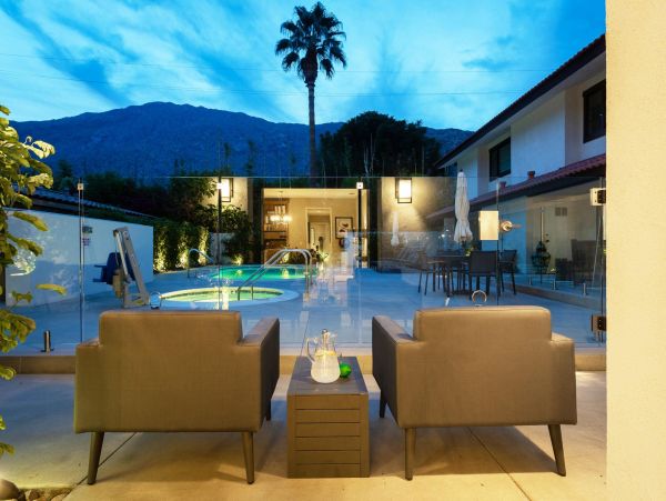 Palm Springs Home 990911