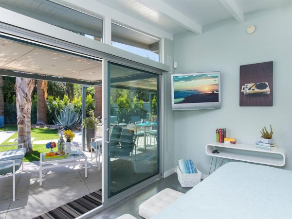 Palm Springs Home 990915