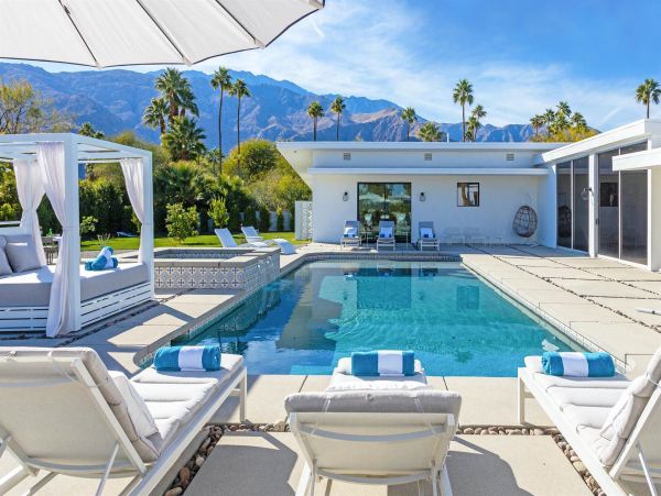 Spectacular Gated Luxury Estate with 6 Bedrooms in Palm Springs