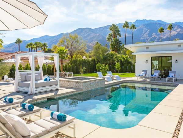 Spectacular Gated Luxury Estate with 6 Bedrooms in Palm Springs