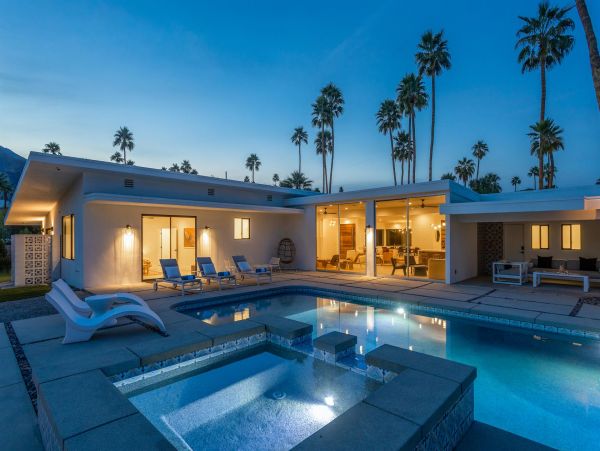 Spectacular Gated Luxury Estate with 6 Bedrooms in Palm Springs