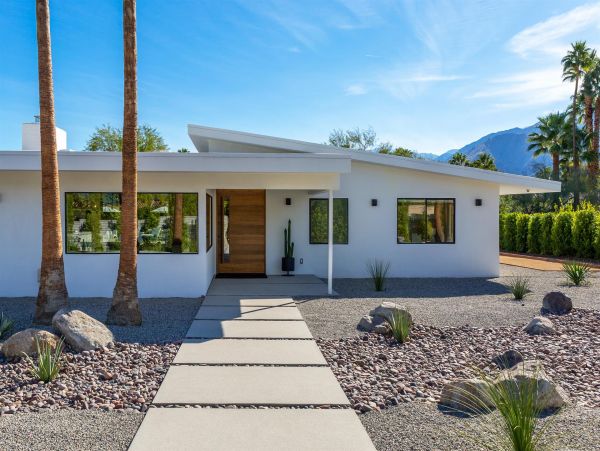 Spectacular Gated Luxury Estate with 6 Bedrooms in Palm Springs
