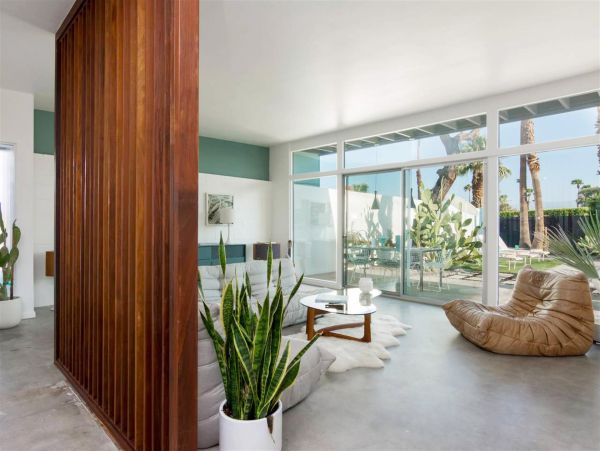 Palm Springs Home 990990