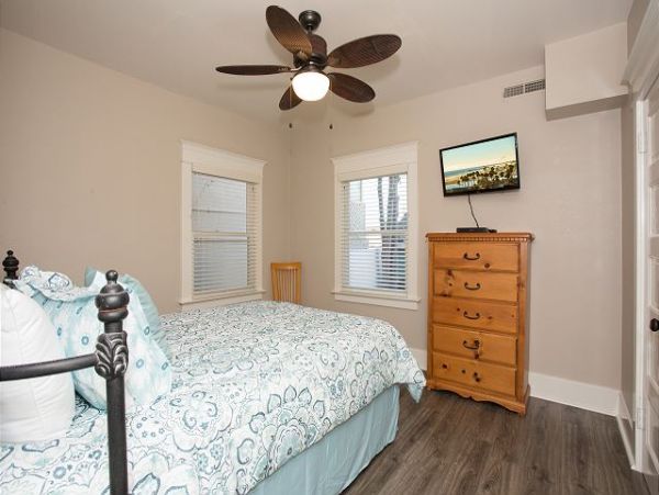 Newport Beach Home 991116