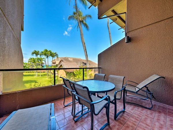 Two Bedroom Vacation Rental in Lahaina Short Walk to Beach