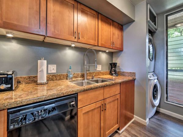 Two Bedroom Vacation Rental in Lahaina Short Walk to Beach