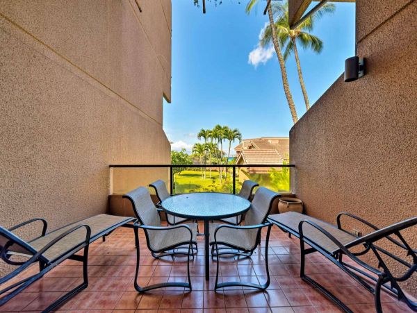 Two Bedroom Vacation Rental in Lahaina Short Walk to Beach