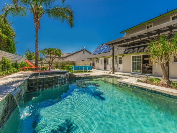 Spacious Five Bedroom Home in Anaheim Sleeps 13