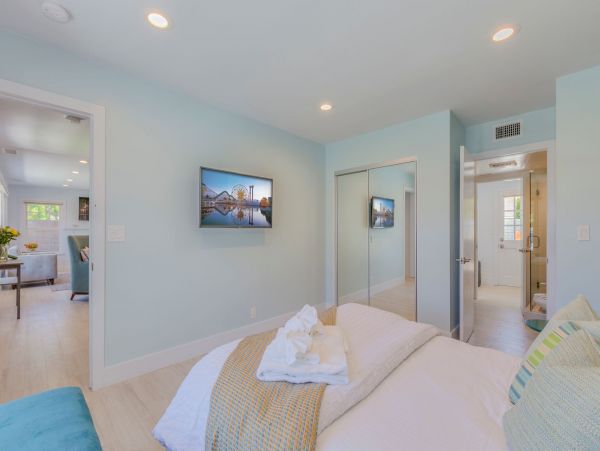 Spacious Five Bedroom Home in Anaheim Sleeps 13