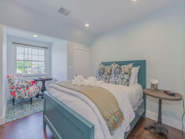 Spacious Five Bedroom Home in Anaheim Sleeps 13