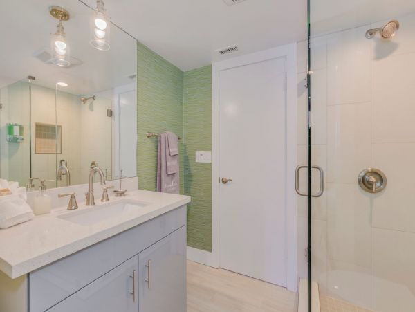 Spacious Five Bedroom Home in Anaheim Sleeps 13