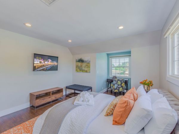 Spacious Five Bedroom Home in Anaheim Sleeps 13