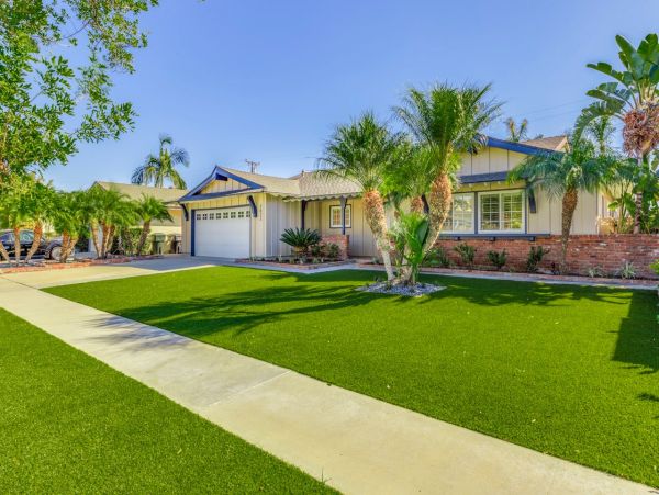 Anaheim 4 Bedroom Home with Pool & Game Room