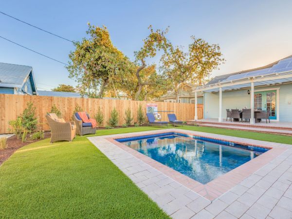 Gorgeous 4 Bedroom Pool House in Anaheim