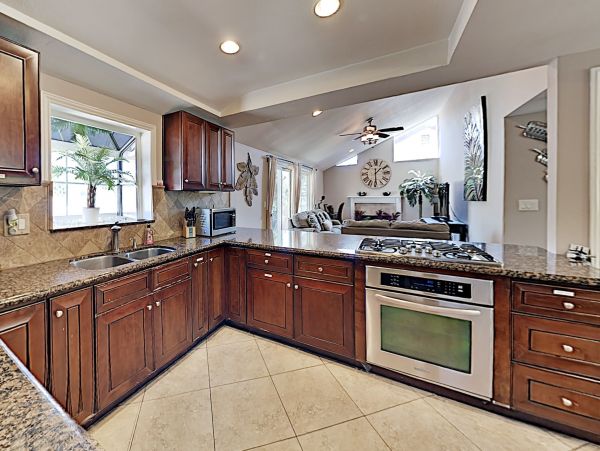 Anaheim 3 Bedroom House with Private Pool & Grill