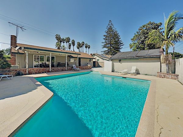 Anaheim 3 Bedroom House with Private Pool & Grill