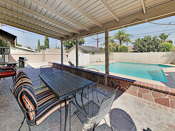 Anaheim 3 Bedroom House with Private Pool & Grill