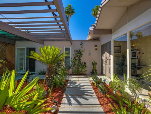 Palm Springs Home 991355