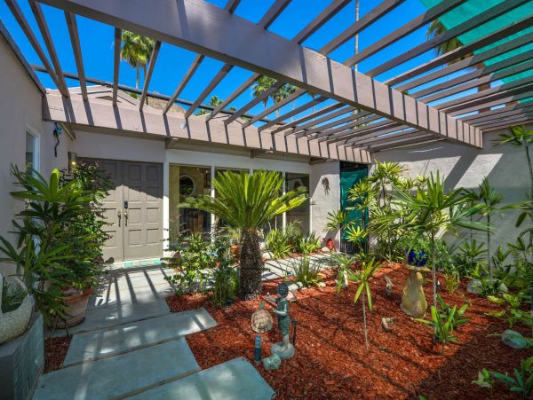 Palm Springs Home 991355