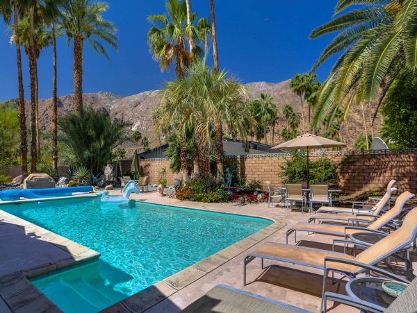 Palm Springs Home 991355