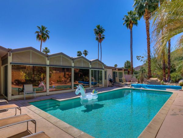 Palm Springs Home 991355