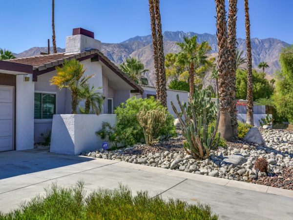 Palm Springs Home 991377