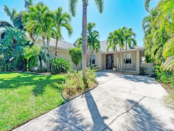 Bradenton Vacation Home Three Bedrooms Private Caged Pool