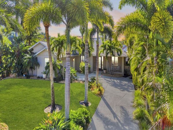 Bradenton Vacation Home Three Bedrooms Private Caged Pool
