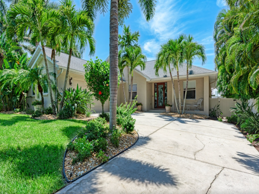 Bradenton Vacation Home Three Bedrooms Private Caged Pool