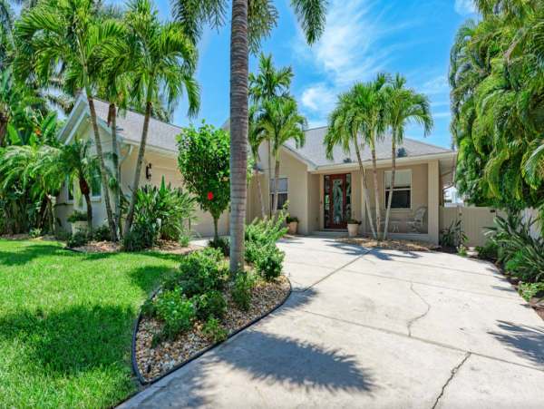 Bradenton Vacation Home Three Bedrooms Private Caged Pool