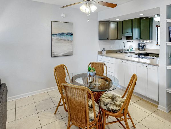 Vacation Rental Condo with Pool & Tennis Court 6 Guests