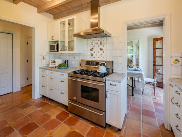 Understated Elegant Villa in Santa Barbara Four Bedrooms