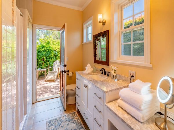 Understated Elegant Villa in Santa Barbara Four Bedrooms